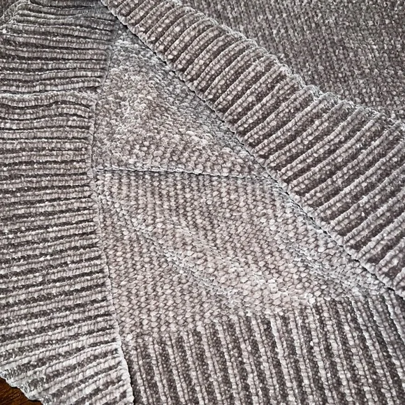 Zenana Outfitters Gray Brown Plush Cozy Long Sleeve V Neck Ribbed Sweater Size M - Picture 4 of 8